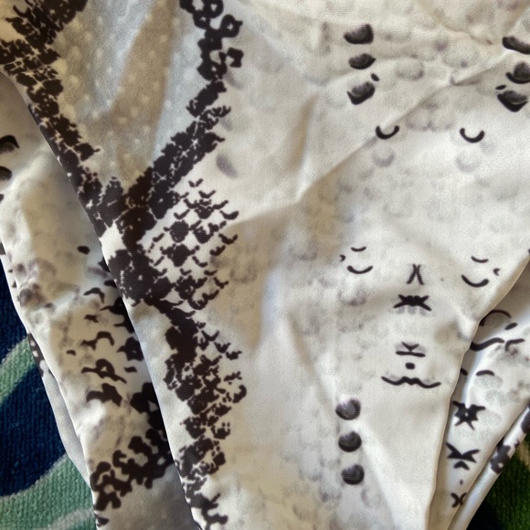 BNWT! Stunning Bikini Set! Gorgeous details! - Picture 4 of 7